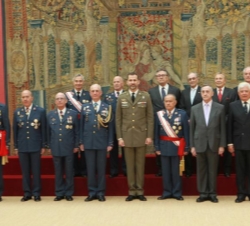 Fotografía de grupo de Su Alteza Real el Príncipe de Asturias con la comisión de la XVIII promoción de la Academia General del Aire